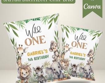 Könnte beinhalten: Editierbare Chipstütenvorlage für eine Safari-Motto-Geburtstagsparty zum ersten Geburtstag. Die Tüte hat einen weißen Hintergrund mit grünen Blättern, einer Giraffe, einem Zebra, einem Elefanten, einem Löwen und einem Affen. Der Text auf der Tüte lautet "Wild One" und "Gabriel's 1st Birthday".