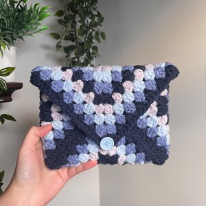 Blauwe gehaakte Kindle-sleeve | Oma vierkante boekomslag | Beschermhoes voor boeken | Kindle-coverbeschermer | Kindle-hoesje | Handgemaakt haakwerk