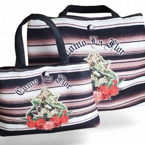 Puede incluir: Dos bolsas de mano con un diseño a rayas en negro, blanco y marrón. Cada bolsa presenta un gráfico de un cogollo de cannabis rodeado de rosas rojas, con el texto "Como La Flor" en una fuente decorativa.