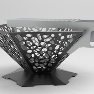 Puede incluir: Un brasero de metal negro con un diseño geométrico y una rejilla extraíble. El brasero tiene una base ancha y una parte superior estrecha, creando una forma cónica.