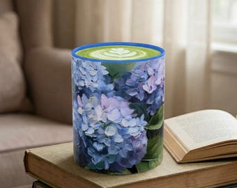 Tazza da caffè con ortensia, tazza in ceramica blu con fiori, graziosa tazza da tè per mamma, nonna, insegnante, amante del chai, decorazione primaverile per la casa.