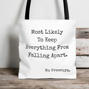Op de afbeelding: Een rustiek houten bord met de tekst "Welcome to our home" in een handgeschreven stijl. Het bord heeft een verweerde afwerking en een eenvoudig, uitnodigend ontwerp, ideaal voor entree decoratie.