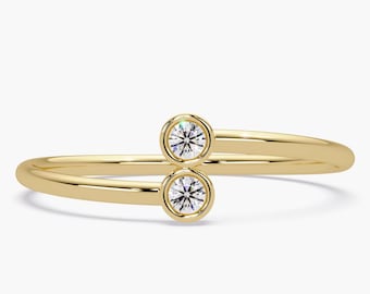 Anillo de oro de 14 quilates con diamantes: Anillo minimalista de diseño abierto.