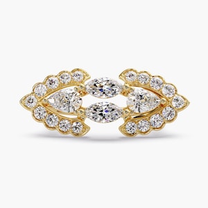 Può includere: Un gioiello simmetrico color oro con più gemme chiare e scintillanti. Il design include pietre a forma di marquise e pera, circondate da gemme rotonde più piccole, creando un aspetto lussuoso ed elegante. Su sfondo bianco.