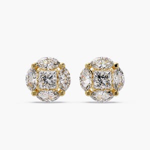 Könnte beinhalten: Ein Paar goldfarbene Ohrstecker. Jeder Ohrring hat einen quadratisch geschliffenen Diamanten in der Mitte, umgeben von ovalen und navetteförmigen Diamanten, die ein blütenähnliches Design bilden. Auf weißem Hintergrund.