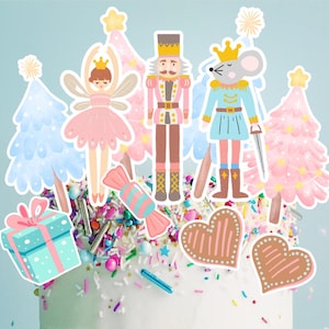 Könnte beinhalten: Ein Set an Nussknacker-Tortenauflegern mit einer Ballerina, einem Nussknacker, einem Mäusekönig und zwei rosa und blauen Bäumen. Die Aufleger sind aus Papier und perfekt, um Ihrem Kuchen eine festliche Note zu verleihen.