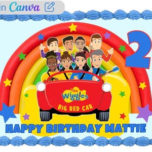 Pode incluir: Um bolo de aniversário colorido com um arco-íris e um carro vermelho com as palavras "The Wiggles Big Red Car" nele. O bolo é decorado com estrelas e o número 2. O texto "Happy Birthday Mattie" está escrito na parte inferior do bolo.