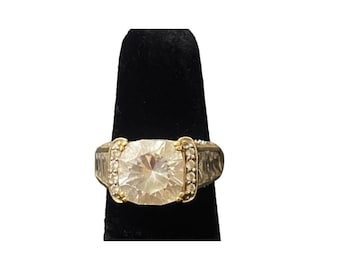 La circonita cúbica de corte redondo es un anillo de cóctel de oro de 14 quilates.