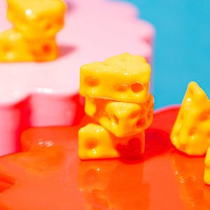 Pingentes de queijo para pulseira Kandi: Contas reativas à luz negra
