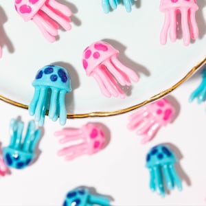 Pingentes de água-viva rosa e azul: acessórios para pulseiras Kandi