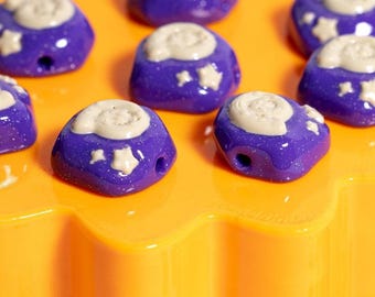 Fossil Bead Charms: Plastpärlor i Kandi-armband
