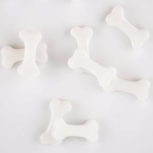 Cuentas de hueso que brillan en la oscuridad: dijes para pulseras Kandi y de la amistad.