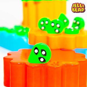 Glödande Alien Bead Charms: Svartljusreaktiva Kandi-pärlor