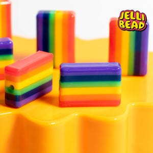 Cuentas de plástico con la bandera del orgullo: Dijes de pulsera de la amistad Kandi