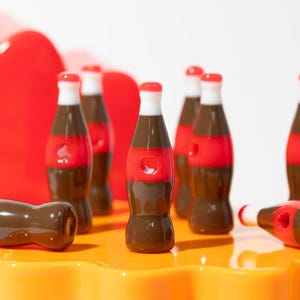 Pingentes de plástico para garrafas de refrigerante: Materiais para pulseiras da amizade Kandi