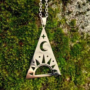 Anhänger an Kette mit himmlischen Symbolen, Schutzsymbolen des Mondes und der Sonne, wunderbares Geschenk für Hexe, Talisman, Glücksbringer