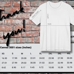 K&ouml;nnte beinhalten: Ein wei&szlig;es T-Shirt mit Ma&szlig;en f&uuml;r Breite, L&auml;nge und &Auml;rmell&auml;nge. Die Gr&ouml;&szlig;entabelle mit der Bezeichnung "Bella+Canvas 3001 Gr&ouml;&szlig;en (Zoll)" zeigt die Gr&ouml;&szlig;en XS bis 5XL. Der Hintergrund ist eine Backsteinmauer mit den Worten "Danke!" in einer Schriftart.