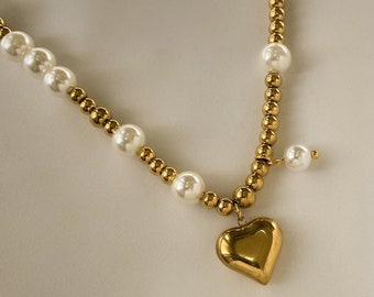 Fresh Water Pearls And Gold Beaded Necklace With Gold Plated Heart - Elegant Pendant For Gift - Chic Jewelry For Women