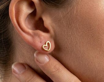 Pendientes minimalistas de oro con forma de corazón abierto - Pequeños y delicados pendientes de acero inoxidable 316L - Joyería para el día a día