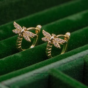 Örhängen med trollslända i 18 karat guld | Insektshöljen i zirkon | Eleganta djursmycken i pave-stil | Gåva