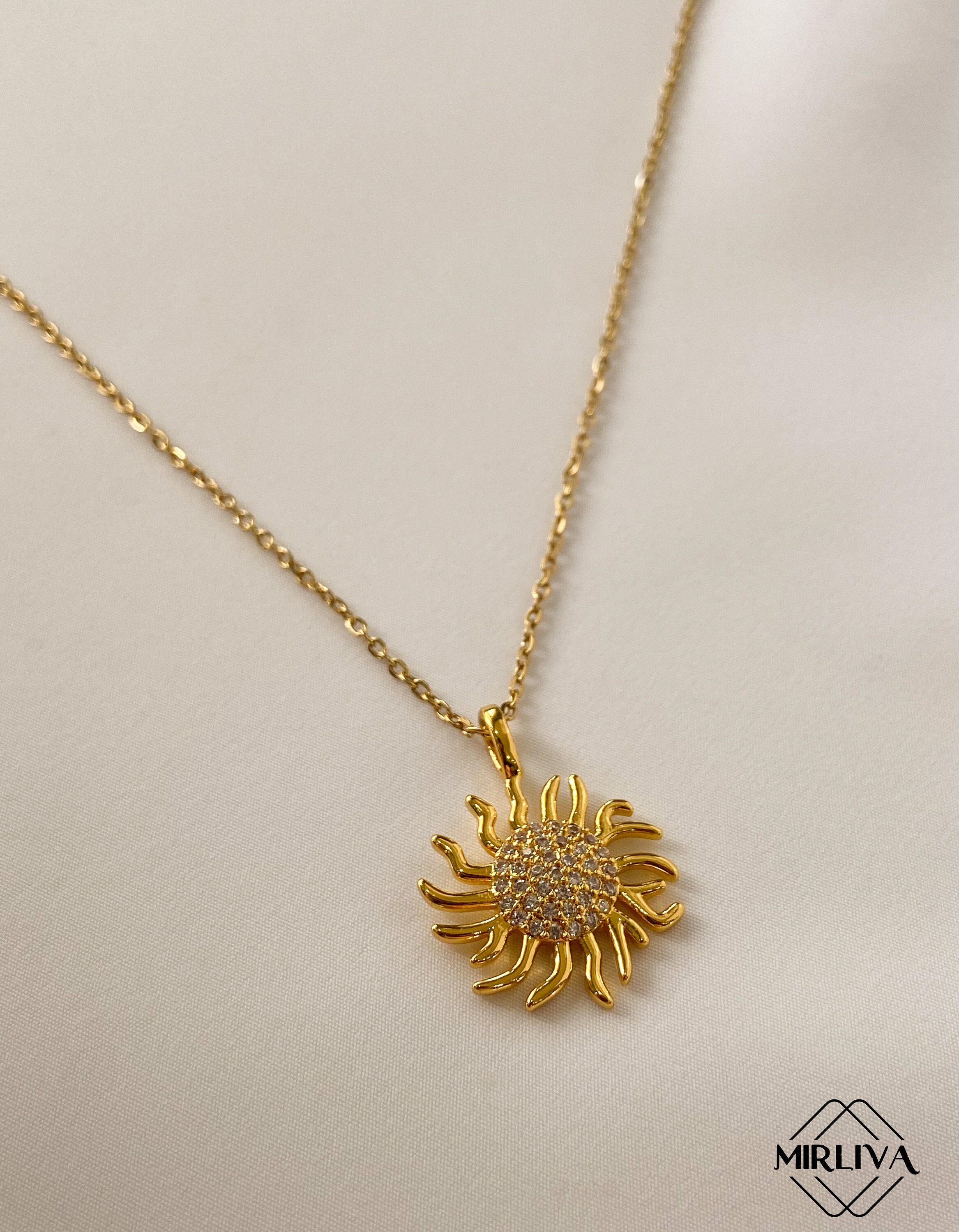 Collana Donna Sole In Acciaio Titanio Placcato Oro 18K – Ciondolo Doppio Strato – Catena Regolabile 40+5 Cm