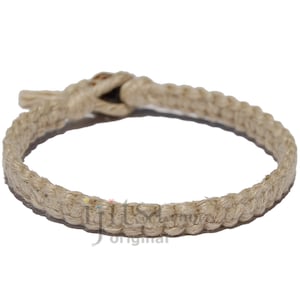 Op de afbeelding: Een eenvoudige, beige, gevlochten touw armband met een geknoopte sluiting.