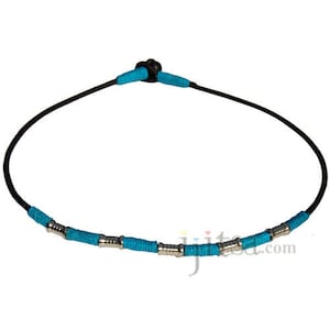 Collier en cuir noir avec chanvre turquoise et perles en métal