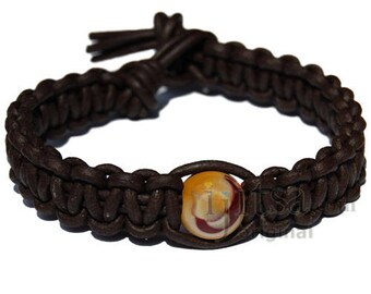 Bracelet en cuir plat marron foncé ou bracelet de cheville avec une perle de mookaite