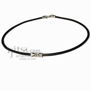 Collier en cuir 3 mm noir avec perle de tribus tube en filigrane argenté, fermoir mousqueton argenté