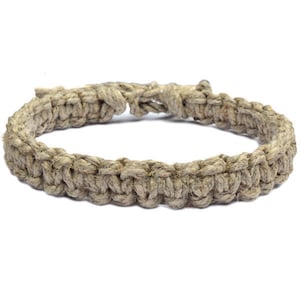 Pode incluir: Um bracelete de cânhamo marrom trançado.