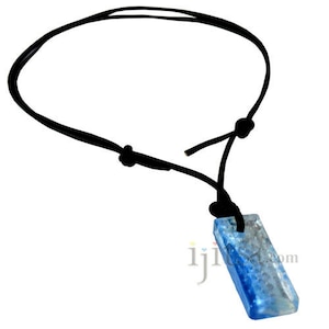 Peut inclure: Un collier en cordon de cuir noir avec un pendentif en verre bleu et blanc.