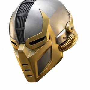 Może przedstawiać: Futurystyczny hełm w metalicznych odcieniach srebra i złota. Hełm ma segmentową konstrukcję, czarny otwór wentylacyjny na górze i maskę na twarz z trzema poziomymi szczelinami. Z boku okrągły detal ze zwiniętą rurką.