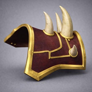Può includere: Un'armatura per la spalla color bordeaux con finiture dorate e tre corna color avorio. L'armatura ha un design stilizzato con una forma curva, probabilmente per cosplay o costumi fantasy.