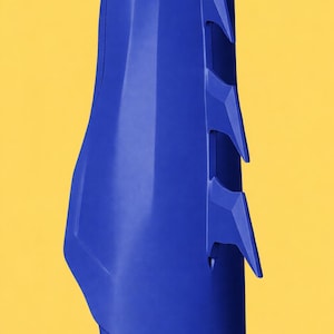 Puede incluir: Objeto azul vibrante de forma geométrica con una base curva y tres protuberancias triangulares. El diseño es angular y moderno, sobre un fondo amarillo.