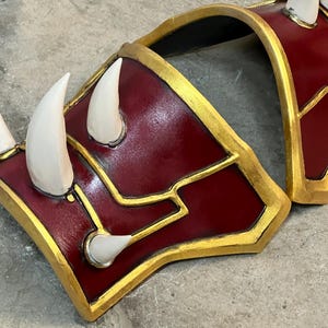Hombreras con pinchos de hueso de Shao Kahn de Mortal Kombat
