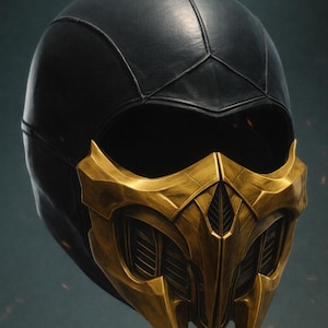 Może przedstawiać: Czarny hełm ze złotą maską na twarz. Hełm wykonany jest z ciemnego, teksturowanego materiału, a maska ma szczegółowy, ozdobny wzór z ostrymi, spiczastymi elementami. Ogólna estetyka jest futurystyczna i stylizowana.