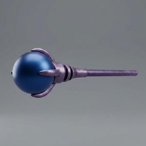 Peut inclure: Un bâton doté d'une grande sphère métallique bleue lisse maintenue par une griffe à quatre branches violet mat. Le manche est une tige droite et fine de couleur violet mat qui s'étend depuis la base de la fixation à griffes.
