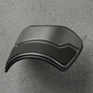 Pode incluir: Um puxador curvo em forma de semicírculo com um acabamento metálico escuro escovado na secção superior e uma área de aderência preta mate texturizada na parte inferior. O design incorpora linhas limpas, definidas e um aspeto elegante.