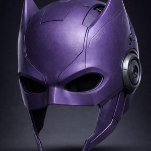 Puede incluir: Un casco de superhéroe morado con un diseño elegante y futurista. El casco presenta protuberancias puntiagudas en forma de oreja, una superficie lisa y aberturas para los ojos. Un componente circular está en el lateral. Para cosplay o disfraces.