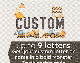 Può includere: Grafica digitale con la parola "CUSTOM" in grassetto, lettere scure e veicoli da costruzione sottostanti. L'immagine include un segnale di cantiere, un casco e il testo "fino a 9 lettere" e "stile Monster Truck racing".