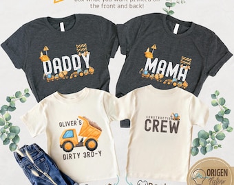 Puede incluir: Un conjunto de cuatro camisetas con temática de construcción. Las camisetas son de varios colores, incluyendo gris, beige y amarillo. Las camisetas muestran las palabras "Daddy", "Mama", "Oliver's Dirty 3rd-Y" y "Construction Crew".