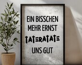 Ein bisschen mehr Ernst täterätäte uns gut Poster Lustige Wandkunst Typografie Kunstdruck Wohnzimmer Büro Deko Geschenkidee Humor