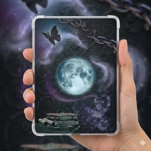 Könnte beinhalten: Eine transparente Handyhülle mit Fantasy-Design. Das Kunstwerk zeigt einen Vollmond, einen Schmetterling, Ketten und einen Stapel Bücher. Der Hintergrund ist eine Mischung aus Lila, Blau und Schwarz und erzeugt ein himmlisches Thema.