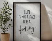 Home Is Not a Place, It Is a Feeling – Minimalistisches Poster, Wohnungsdeko, Wandbild mit Spruch | grau