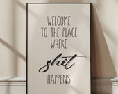 Lustiges Poster – Welcome to the place where shit happens – Witzige Badezimmer-Deko