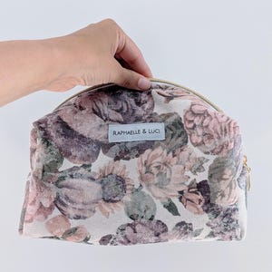 Trousse de rangement multi-usages, de toilette, de maquillage aux couleurs pastels et aux motifs fleuris. Doublure rose.