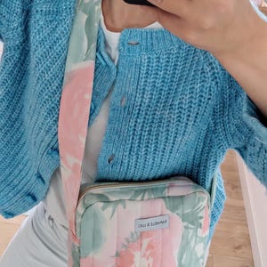 Sac femme à fleurs roses pastels avec bandoulière à nouer à l'épaule et poches intérieures