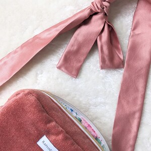 Sac femme en velours rose avec bandoulière à nouer à l'épaule, doublure fleurie et poches intérieures