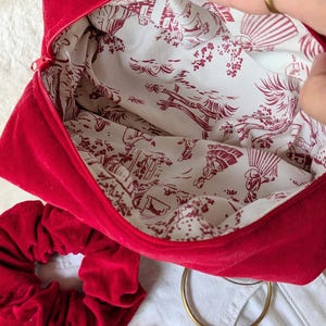 Trousse de toilette, maquillage, multi-usages en velours rouge et doublure coton à motifs champêtres. Modèle unique.