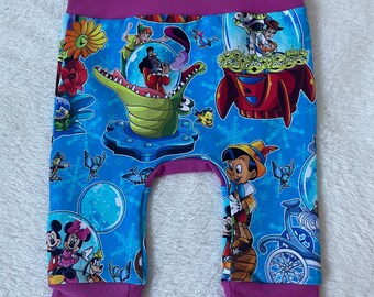 Disney-Hose mit mehreren Charakteren – Größe Neugeborene – Kleidung für wiedergeborene Puppen